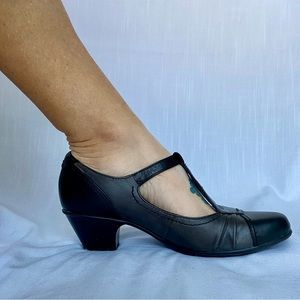 Wanderlust by Indigo in black & gray.  Size 7.5. Excellent condition.